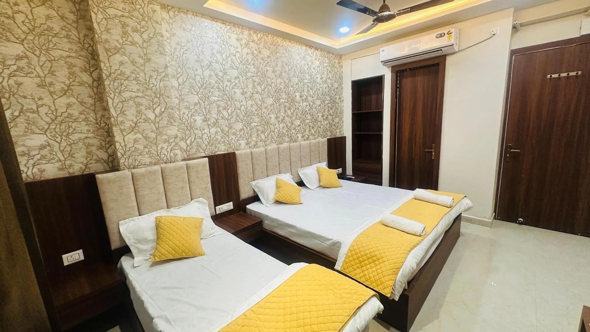 Hotel Deep Palace 바라나시 5*,