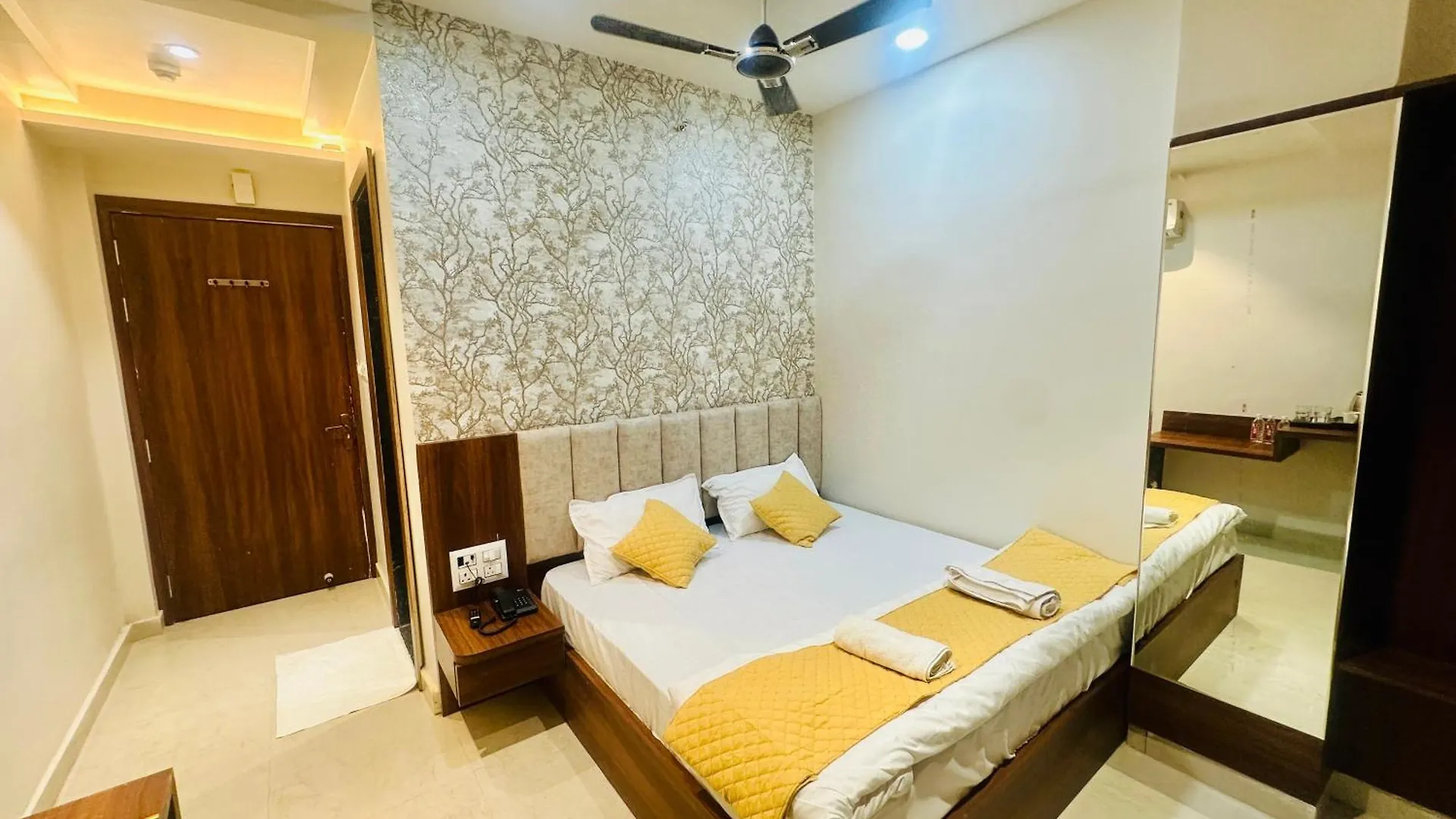 Hotel Deep Palace Varanasi