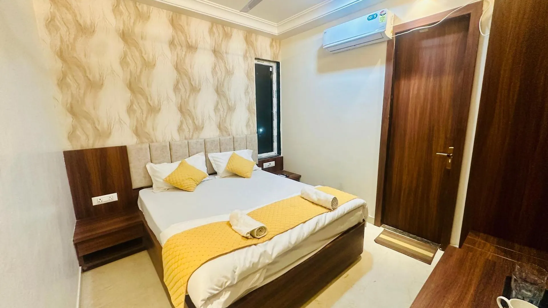 Hotel Deep Palace Varanasi