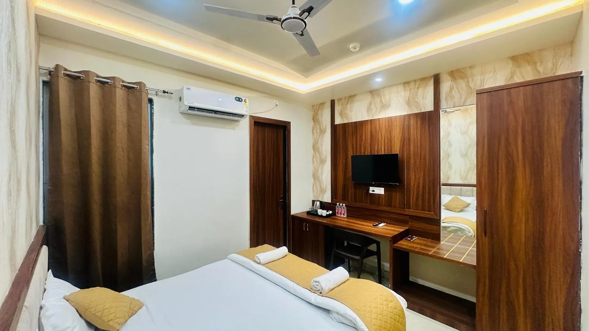 Hotel Deep Palace Varanasi 5*,  India