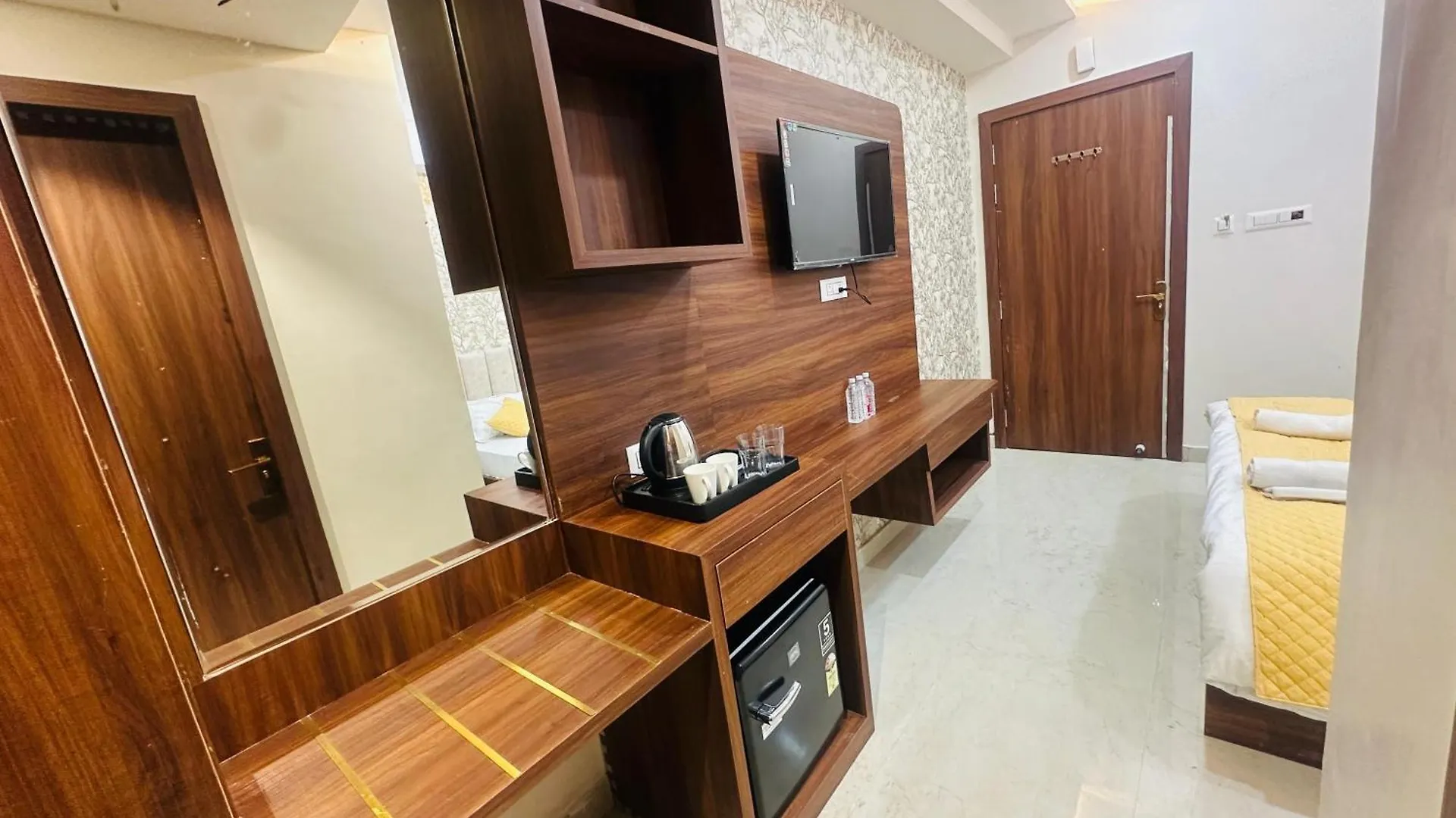 Hotel Deep Palace Varanasi