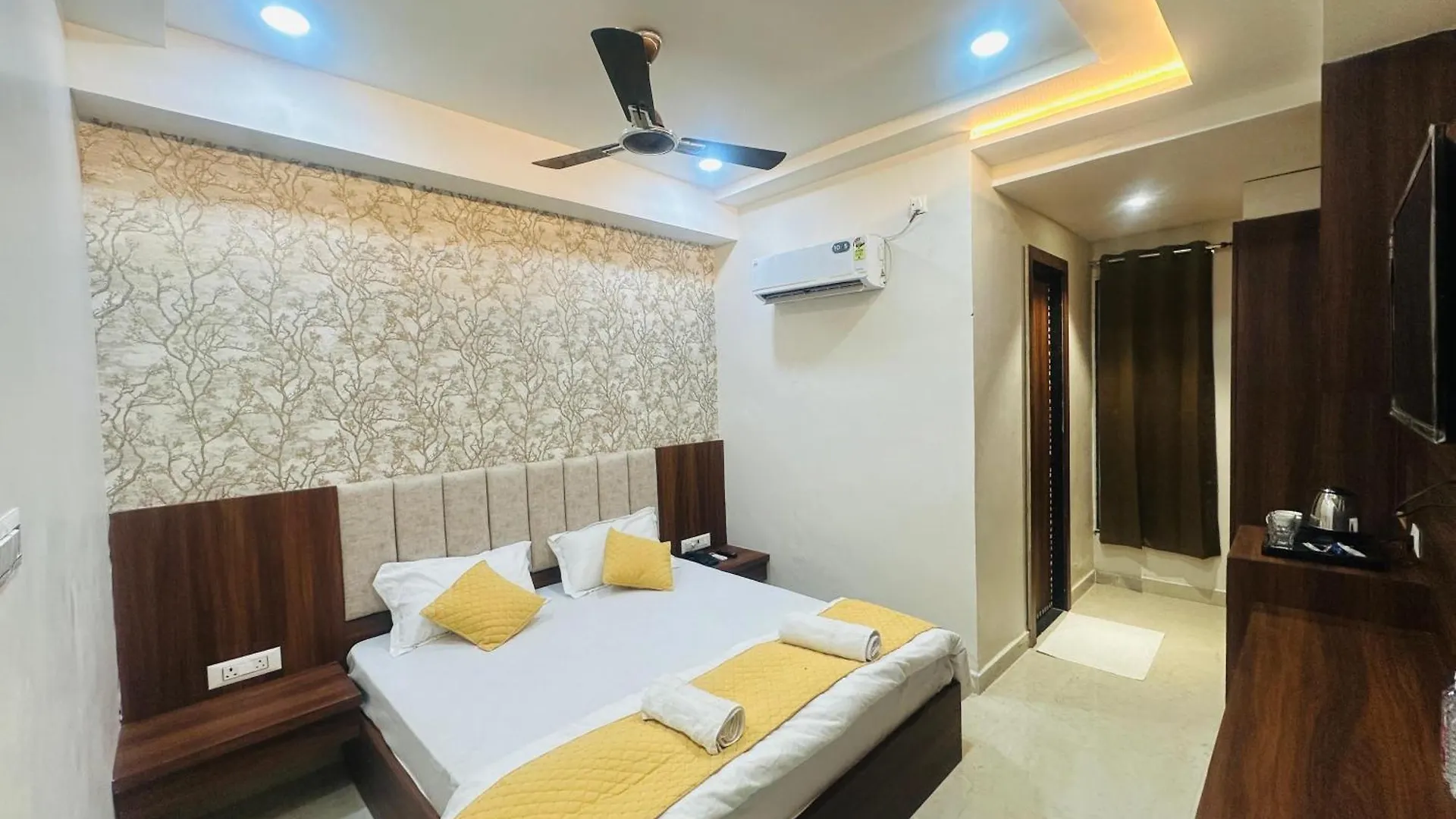 Hotel Deep Palace Varanasi 5*,