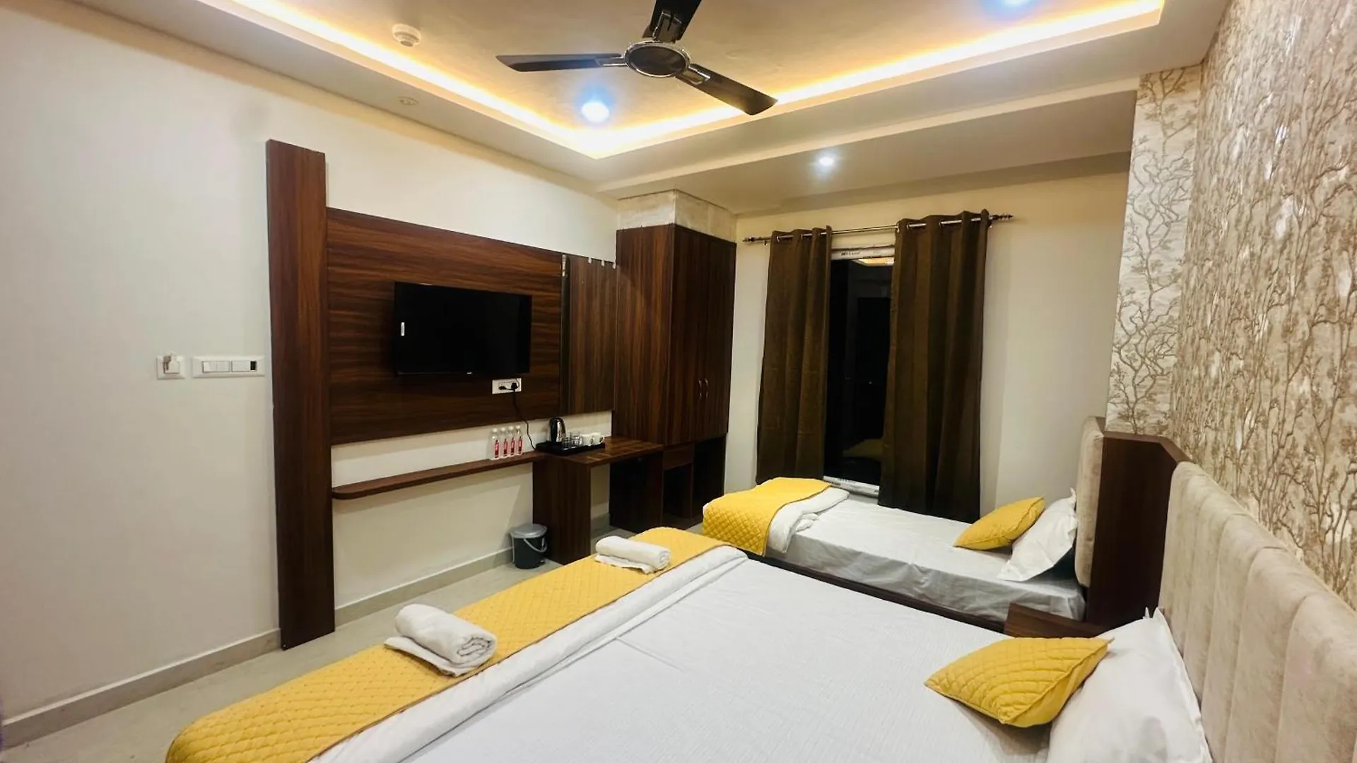Hotel Deep Palace Varanasi 5*,