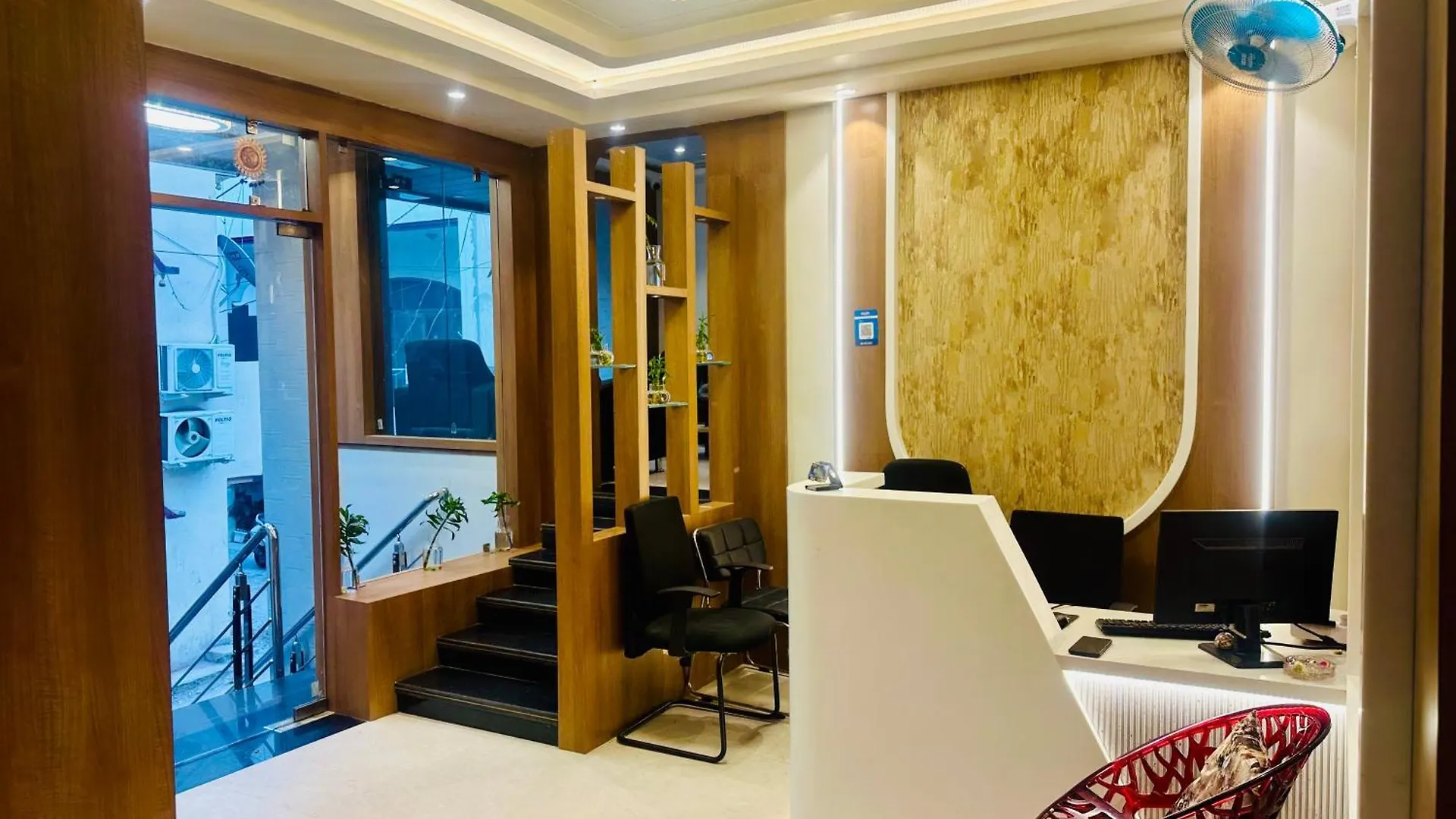 Hotel Deep Palace Varanasi 5*,
