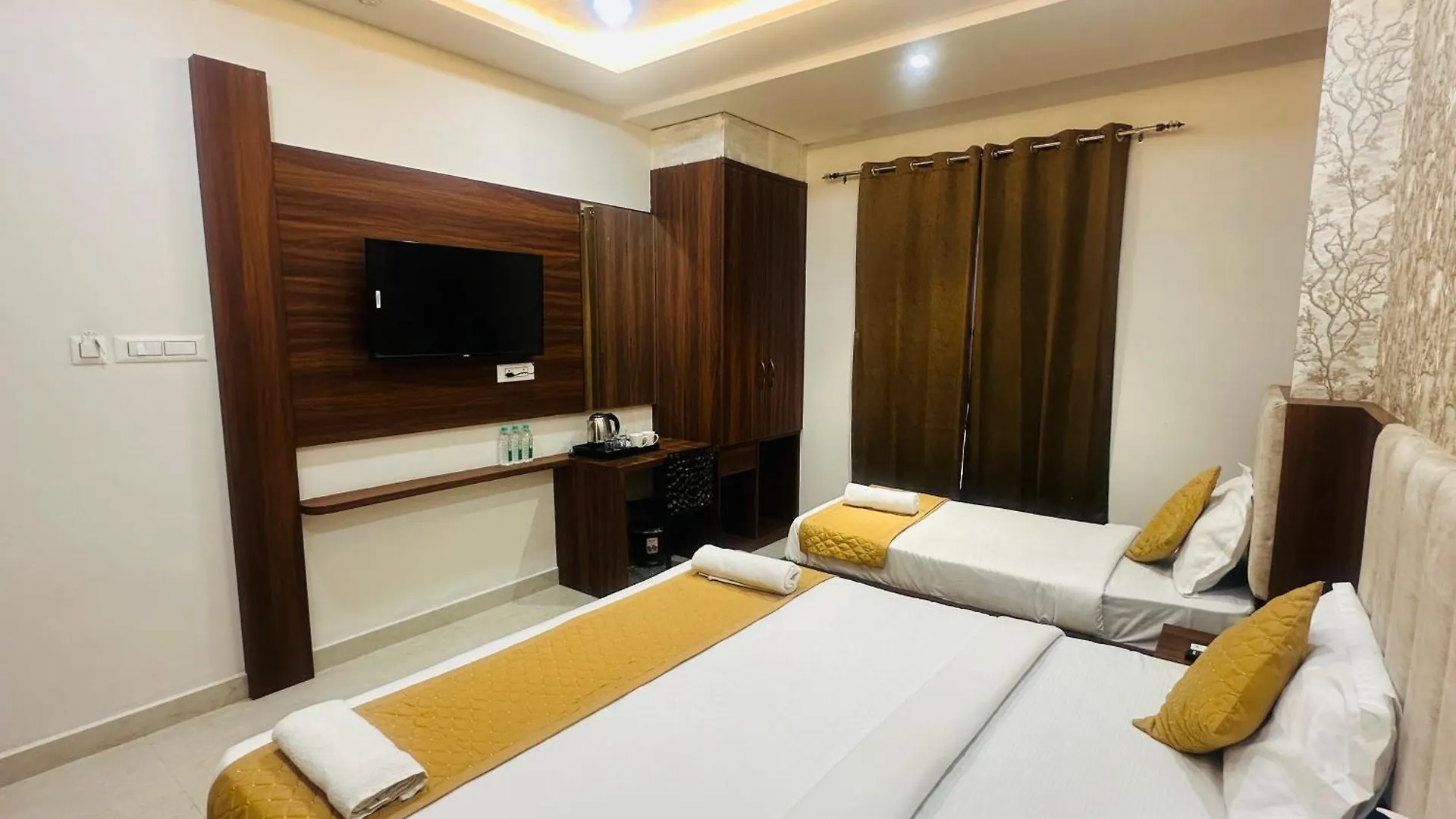 Hotel Deep Palace Benares 5*,